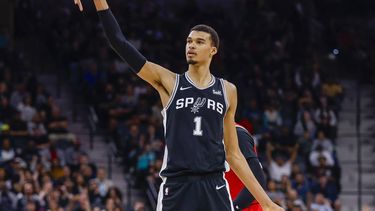 epa11018398 San Antonio Spurs center Victor Wembanyama of France poses after making a shot during the second half of an NBA game between the San Antonio Spurs and the Chicago Bulls at the Frost Bank Center in San Antonio, Texas, USA, 08 December 2023.  EPA/ADAM DAVIS SHUTTERSTOCK OUT