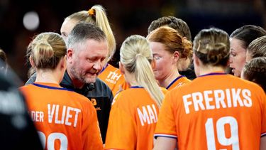 2023-03-04 19:35:05 EINDHOVEN - Coach Per Johansson te midden van de Nederlandse handbalsters tijdens de Golden League handbalwedstrijd Nederland tegen Noorwegen. ANP IRIS VAN DEN BROEK