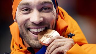 MILAAN - Kjeld Nuis tijdens de medailleceremonie van de 1500 meter bij het langebaanschaatsen in het Milano Speed Skating Stadium op de Olympische Winterspelen van Milaan. SEM VAN DER WAL / ANP