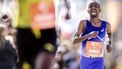 ROTTERDAM - Bashir Abdi (BEL) komt over de finish van de 45e editie van de Marathon van Rotterdam. De wedstrijd geldt tevens als Nederlands kampioenschap. ROBIN VAN LONKHUIJSEN / ANP