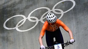 Netherlands' Puck Pieterse competes in the women's cross-country mountain biking event during the Paris 2024 Olympic Games in Elancourt Hill venue in Elancourt, on July 28, 2024.  
John MACDOUGALL / AFP