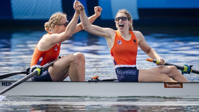 PARIJS - Ymkje Clevering en Veronique Meester winnen een gouden medaille tijdens de finale twee (v) op het olympisch roeitoernooi tijdens de zomerspelen in de Franse hoofdstad. ANP IRIS VAN DEN BROEK