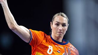 WENEN - De Nederlandse handbalster Lois Abbingh in actie tegen Slovenie tijdens de eerste wedstrijd in de hoofdronde op het EK handbal. ANP RONALD HOOGENDOORN