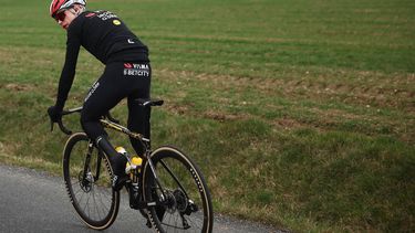 Team Visma-Lease a Bike's Danish rider Jonas Vingegaard (R) reacts as he cycles after falling during the 5th stage of the Paris-Nice cycling race, 203,3 km between Saint-Just-en-Chevalet and La Côte-Saint-André, on March 13, 2025. 
Anne-Christine POUJOULAT / AFP