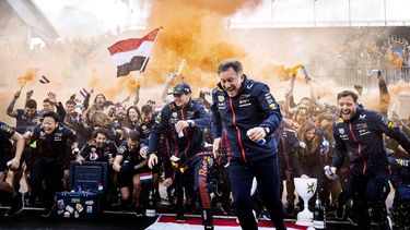 2023-08-27 19:07:38 ZANDVOORT - Max Verstappen (Red Bull Racing) viert de overwinning met zijn team na afloop van de F1 Grand Prix van Nederland op het Circuit van Zandvoort op 27 augustus 2023 in Zandvoort, Nederland. ANP KOEN VAN WEEL