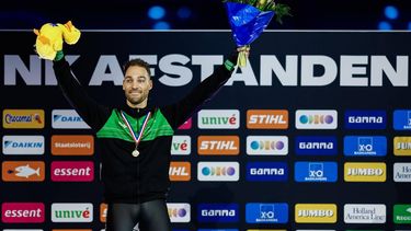 HEERENVEEN - Winnaar Kjeld Nuis tijdens de huldiging de 1.500 meter voor vrouwen tijdens de eerste dag van het NK afstanden in Thialf. De olympische winter werd afgetrapt met het driedaagse schaatstoernooi. ANP VINCENT JANNINK