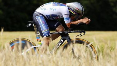 epa11459482 White jersey Belgian rider Remco Evenepoel of Soudal Quick-Step in action during the seventh stage of the 2024 Tour de France cycling race 25km individual time-trial (ITT) from Nuits-Saint-Georges to Gevrey-Chambertin, France, 05 July 2024.  EPA/KIM LUDBROOK