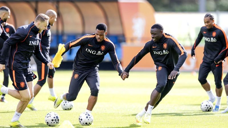 ZEIST - Denzel Dumfries en Brian Brobbey tijdens een training van het Nederlands elftal in de week voorafgaand aan een oefeninterland tegen Noorwegen. ROBIN VAN LONKHUIJSEN / ANP