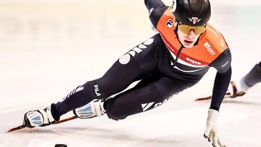 epa11836560 Jens Van 'T Wout of Netherlands  in action during the men’s 1000m quarter final race at the ISU Short Track Speed Skating European Championships in Dresden, Germany, 19 January 2025.  EPA/Filip Singer