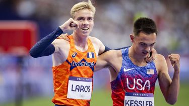 PARIJS - Nederlandse atleten Niels Laros en Hobbs Kessler van de VS na afloop van de finale op de 1500 meter tijdens de Olympische Spelen. ANP ROBIN VAN LONKHUIJSEN