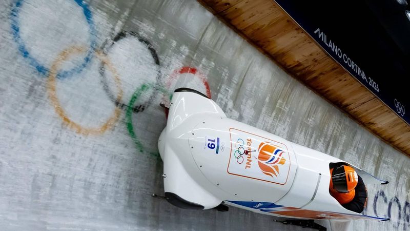 CORTINA - Dave Wesselink en Jelen Franjic trainen op het onderdeel tweemansbob tijdens de Olympische Spelen in Milaan. IRIS VAN DEN BROEK / ANP