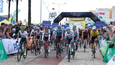 epa11907132 The pack of riders at the start of the first stage of the 51st Algarve Tour, over 192.2km from Portimao to Lagos, Portugal, 19 February 2025.  EPA/LUIS FORRA