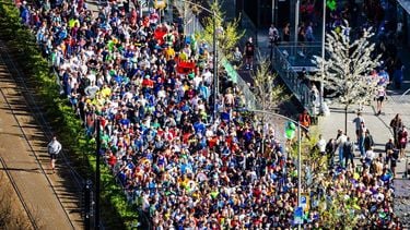ROTTERDAM - Hardlopers tijdens de start van de 45e editie van de Marathon van Rotterdam. De wedstrijd geldt tevens als Nederlands kampioenschap. JEFFREY GROENEWEG / ANP