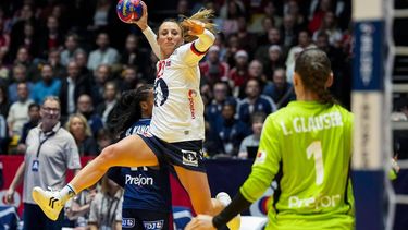 epa11022118 Camilla Herrem of Norway in action against France's Laura Glauser during the IHF Women's World Handball Championship main round match between France and Norway, in Trondheim, Norway, 10 December 2023.  EPA/Beate Oma Dahle  NORWAY OUT