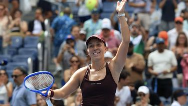 USA's Jessica Pegula gestures to the crowd after defeating Canada's Leylah Fernandez during their women's singles third round tennis match on day six of the US Open tennis tournament at the USTA Billie Jean King National Tennis Center in New York City on September 4, 2026. 
TIMOTHY A. CLARY / AFP