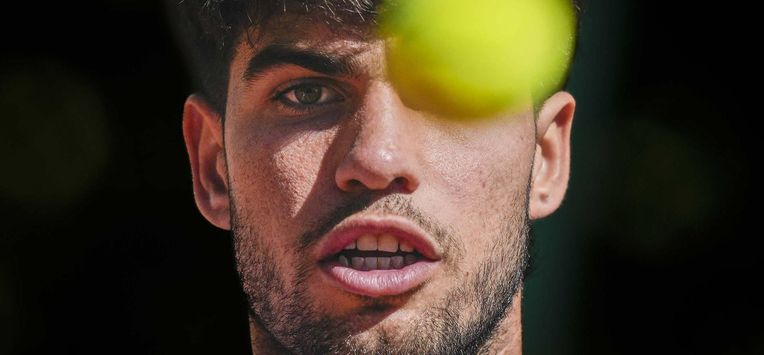 epa12889377 Carlos Alcaraz of Spain in action during a training session at the Barcelona Open tennis tournament in Barcelona, Spain, 14 April 2026.  EPA/Enric Fontcuberta