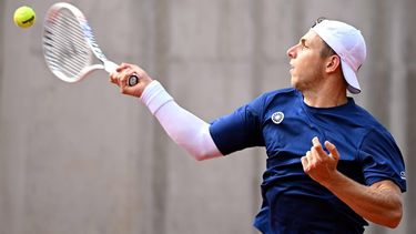 epa11379923 Tallon Griekspoor of the Netherlands in action during his Men's Singles 2nd round match against Luciano Darderi of Italy during the French Open Grand Slam tennis tournament at Roland Garros in Paris, France, 30 May 2024.  EPA/CAROLINE BLUMBERG