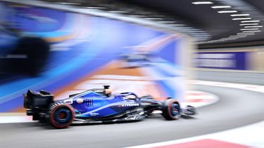 epa10994521 Thai Formula One driver Alex Albon of Williams Racing in action during the Qualifying for the Formula 1 Abu Dhabi Grand Prix at the Yas Marina Circuit in Abu Dhabi, United Arab Emirates, 25 November 2023. The Formula 1 Abu Dhabi Grand Prix is held on 26 November.  EPA/ALI HAIDER / POOL