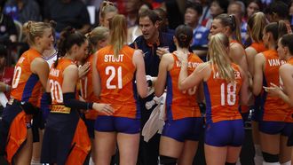 epa12324273 Netherlands's coach Felix Koslowski (C) gives instructions to his players during the FIVB Women's Volleyball World Championship 2025 Pool A - preliminary phase match between Netherlands and Thailand in Bangkok, Thailand, 26 August 2025.  EPA/RUNGROJ YONGRIT