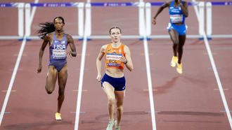 TOKIO - Femke Bol op het onderdeel 400 meter horden tijdens de WK atletiek in het Japan National Stadium. ANP ROBIN VAN LONKHUIJSEN