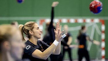 2023-11-22 17:21:55 ARNHEM - Estavana Polman tijdens de training van het vrouwen handbalteam voor het WK. Het WK wordt gehouden in Denemarken, Noorwegen en Zweden. ANP ROBIN VAN LONKHUIJSEN