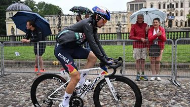epa12138351 Slovenian rider Primoz Roglic of Red Bull - Bora - Hansgrohe team arrives at the start of the 16th stage of the 108 Giro d'Italia 2025, cycling race over 203 km from Piazzola sul Brenta to San Valentino, Italy, 27 May 2025.  EPA/LUCA ZENNARO