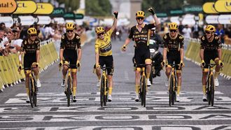 2023-07-23 19:31:43 epa10764741 Yellow Jersey overall leader Danish rider Jonas Vingegaard (3-L) of team Jumbo-Visma and his teammates cross the finish line of the 21st and final stage of the Tour de France 2023 over 115kms from Saint-Quentin-en-Yvelines to Paris Champs-Elysee, France, 23 July 2023.  EPA/CHRISTOPHE PETIT TESSON