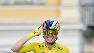 FDJ-SUEZ's Dutch rider Demi Vollering, wearing the overall leader's yellow jersey, celebrates as she crosses the finish line to win the 9th and final stage of the fifth edition of the Women's Tour de France cycling race, 99.2 km from Nice to Nice, southeastern France on August 9, 2026. 
NICOLAS TUCAT / AFP