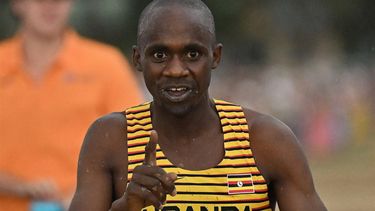 Uganda's Jacob Kiplimo celebrates after crossing the finish line to win the men's senior race during the 2023 World Cross Country Championships at Mount Panorama in Bathurst on February 18, 2023.  
Saeed KHAN / AFP