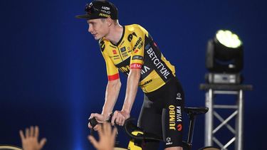 2023-08-24 21:58:10 Team Jumbo-Visma Danish rider Jonas Vingegaard rides his bike during the official teams presentation of the 78th edition of 'La Vuelta' cycling tour of Spain, in Barcelona on August 24, 2023. 
Pau BARRENA / AFP