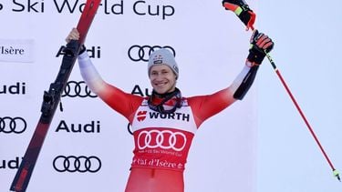 epa12589349 Third placed Marco Odermatt of Switzerland celebrates during the podium ceremony for the Men's Giant Slalom race at the FIS Alpine Skiing World Cup in Val d'Isere, France, 13 December 2025.  EPA/SEBASTIEN NOGIER