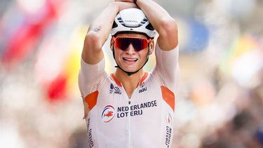 2023-08-06 17:39:11 GLASGOW - Mathieu van der Poel viert zijn wereldtitel na het winnen van de wegrace bij de WK wielrennen. Van der Poel is de eerste Nederlandse wereldkampioen bij de profs sinds Joop Zoetemelk. ANP ROBIN VAN LONKHUIJSEN