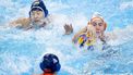 DOHA - Jing Zhang en Kitty Joustra tijdens de dameswaterpolowedstrijd tussen Nederland en China op de FINA Wereldkampioenschappen zwemmen Doha 2024. De inzet van de wedstrijd was een plek in de kwartfinales. ANP KOEN VAN WEEL