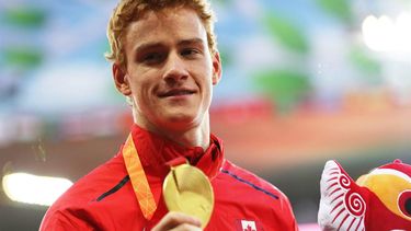 epa04897267 Shawn Barber of Canada poses with his gold medal during the medal ceremony for the men's Pole Vault during the Beijing 2015 IAAF World Championships at the National Stadium, also known as Bird's Nest, in Beijing, China, 25 August 2015.  EPA/WU HONG
