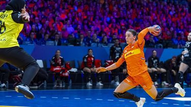 ROTTERDAM - Kelley Volbregt tijdens de WK-handbalwedstrijd in groep E tussen Nederland en Egypte in Ahoy Rotterdam. ANP RONALD HOOGENDOORN