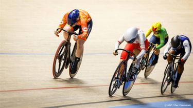 HEUSDEN-ZOLDER - Baanwielrenner Steffie van der Peet in actie op de herkansing van de Keirin tijdens de slotdag van de Europese kampioenschappen baanwielrennen in Belgie. ANP BAS CZERWINSKI