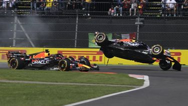 2023-10-29 21:06:14 Red Bull Racing's Mexican driver Sergio Perez (R) crashes during the start of the Formula One Mexico Grand Prix at the Hermanos Rodriguez racetrack in Mexico City on October 29, 2023. 
Alfredo ESTRELLA / AFP