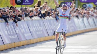 epa12013775 Slovenian rider Tadej Pogacar of UAE Team Emirates XRG crosses the finish line to win the Tour of Flanders one-day cycling race over 269km from Bruges to Oudenaarde, Belgium, 06 April 2025.  EPA/OLIVIER MATTHYS