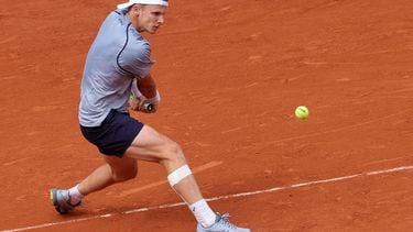 epa13006600 Jesper de Jong of the Netherlands during his Men's 4th round match against Alexander Zverev of Germany at the French Open Grand Slam tennis tournament at Roland Garros in Paris, France, 31 May 2026.  EPA/TERESA SUAREZ