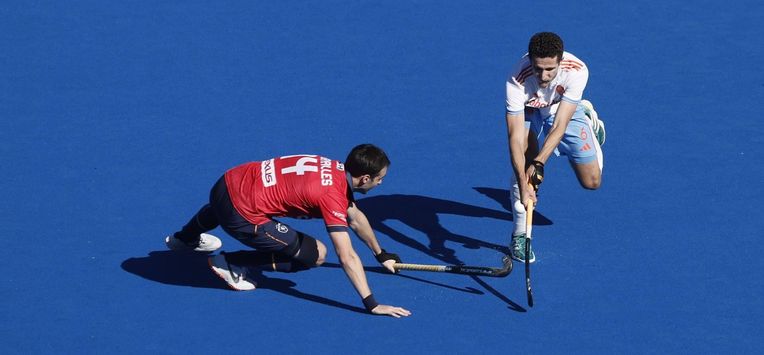 epa12706008 Spanish Marc Miralles (L) in action against Dutch Jonas de Geus during their men's FIH Pro League field hockey match at Betero Stadium in Valencia, eastern Spain, 05 February 2026.  EPA/KAI FORSTERLING