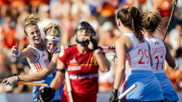 MONCHENGLADBACH - Xan de Waard van Nederland, doelmaker Yibbi Jansen van Nederland, Fay van der Elst van Nederland en Pien Sanders van Nederland vieren de 3-1 tijdens de halve finale tussen Nederland en Spanje op het EK Hockey in het HockeyPark stadion. ANP SEM VAN DER WAL