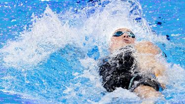 DOHA - Kira Toussaint in actie op de 100 rug vrouwen tijdens de tweede dag van het wereldkampioenschappen langebaan zwemmen. De WK was een van de mogelijkheden voor de Nederlandse zwemmers om limieten te zwemmen voor de Spelen van Parijs in 2024. ANP KOEN VAN WEEL