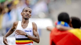 EUGENE - Bashir Abdi (BEL) komt als derde over de finish tijdens de marathon op de derde dag van de wereldkampioenschappen atletiek in het Hayward Field stadion. ANP ROBIN VAN LONKHUIJSEN