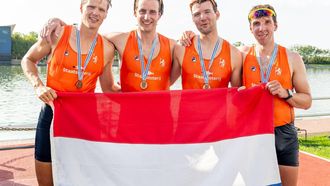SHANGHAI -  Gert-Jan van Doorn, Guillaume Krommenhoek, Melvin Twellaar en Lennart van Lierop tijdens de medaille ceremonie voor de finale Mannen Vierzonder op de WK roeien in Shanghai. ANP IRIS VAN DEN BROEK