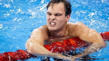 DOHA - Nyls Korstanje na afloop van de finale 100 vlinder mannen tijdens de zevende dag van de wereldkampioenschappen langebaan zwemmen. De WK was een van de mogelijkheden voor de Nederlandse zwemmers om limieten te zwemmen voor de Spelen van Parijs in 2024. ANP KOEN VAN WEEL