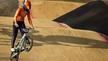 PARIJS - Laura Smulders in actie tijdens de finales BMX op de Olympische Spelen. ANP REMKO DE WAAL