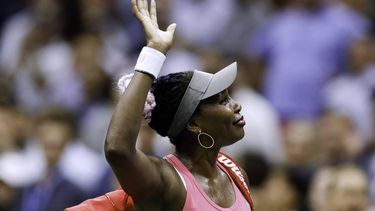 USA's Venus Williams waves to the crowd as she leaves the court after her defeat against Belgium's Greet Minnen during the US Open tennis tournament women's singles first round match at the USTA Billie Jean King National Tennis Center in New York City, on August 29, 2023. 
KENA BETANCUR / AFP