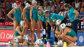 epa10039557 Australian head coach Paul Oberman (4-R) talks to the players during the women's water polo quarterfinal match Hungary vs Australia at the 19th FINA World Aquatics Championships in Budapest, Hungary, 28 June 2022.  EPA/Szilard Koszticsak HUNGARY OUT