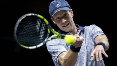ROTTERDAM - Botic van de Zandschulp (NED) in actie tegen Carlos Alcaraz (ESP) op de tweede dag van het ABN AMRO Open tennistoernooi in Ahoy. ANP SANDER KONING