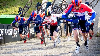 HOOGERHEIDE - Joris Nieuwenhuis (r), Eli Iserbyt (BEL),  Pim Ronhaar, Thibau Nys tijdens de Mannen Elite wereldbekerwedstrijd veldrijden. ANP IRIS VAN DEN BROEK